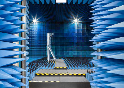 Fully anechoic antenna test chamber